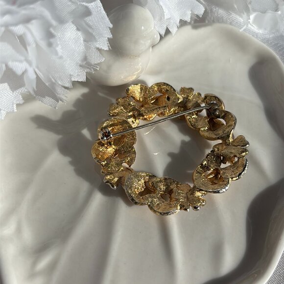 KRAMER TWO-TONE RHINESTONE FLORAL WREATH BROOCH - Picture 6 of 7